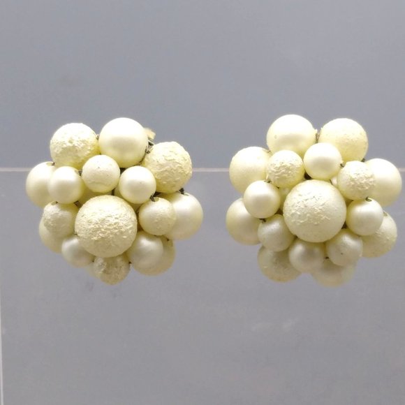 Vintage Bead Cluster Earrings, Classic White Floral Clip Ons from Mid Century - Picture 1 of 4